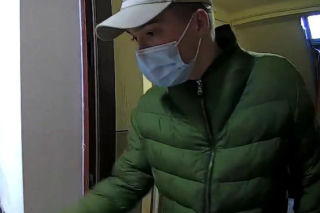 Z konta bankowego zniknęła duża suma. Policja opublikowała wizerunek mężczyzny