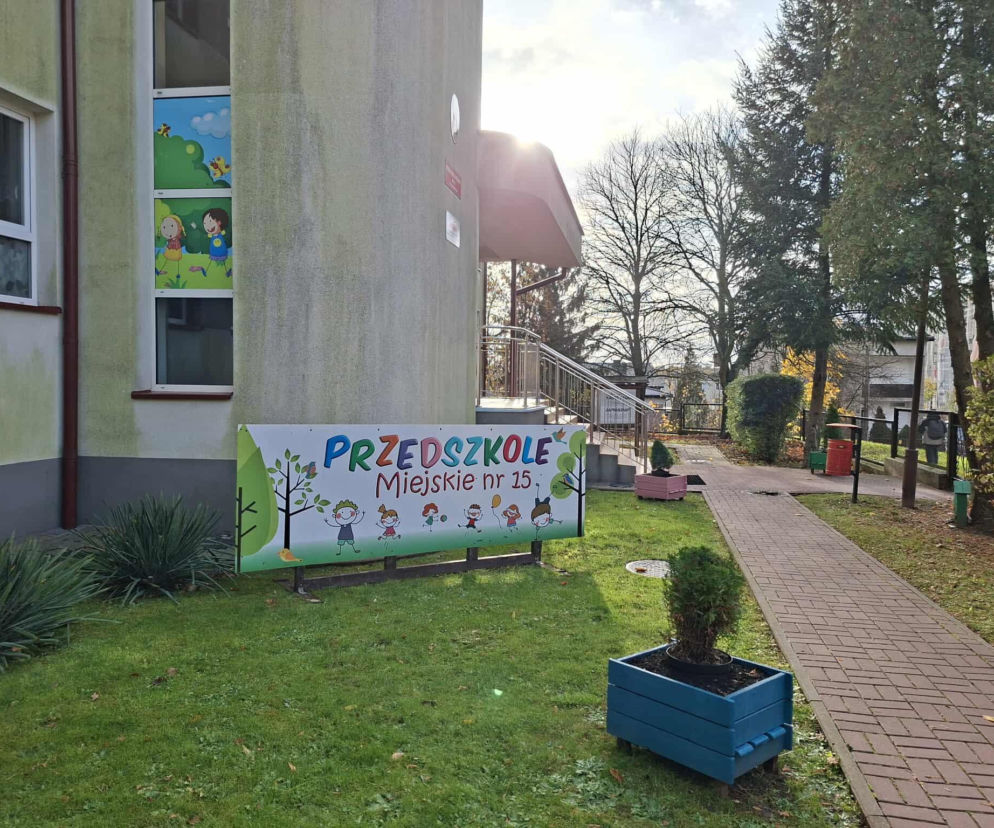 Tablica Przedszkole Miejskie nr 15 przed budynkiem. O kryzysie kadrowym w edukacji przeczytasz w serwisie Eska.