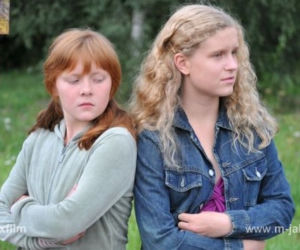M jak miłość. Natalka (Marcjanna Lelek), Ula (Iga Krefft)