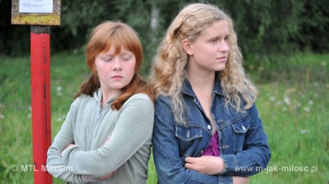 M jak miłość. Natalka (Marcjanna Lelek), Ula (Iga Krefft)