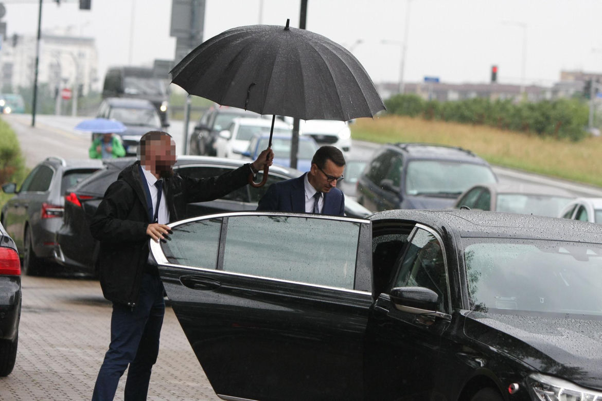 Morawiecki pod ochroną na miesięcznicy 