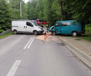 Łazy Biegonickie. Jedna osoba w szpitalu po zderzeniu dwóch dostawczaków