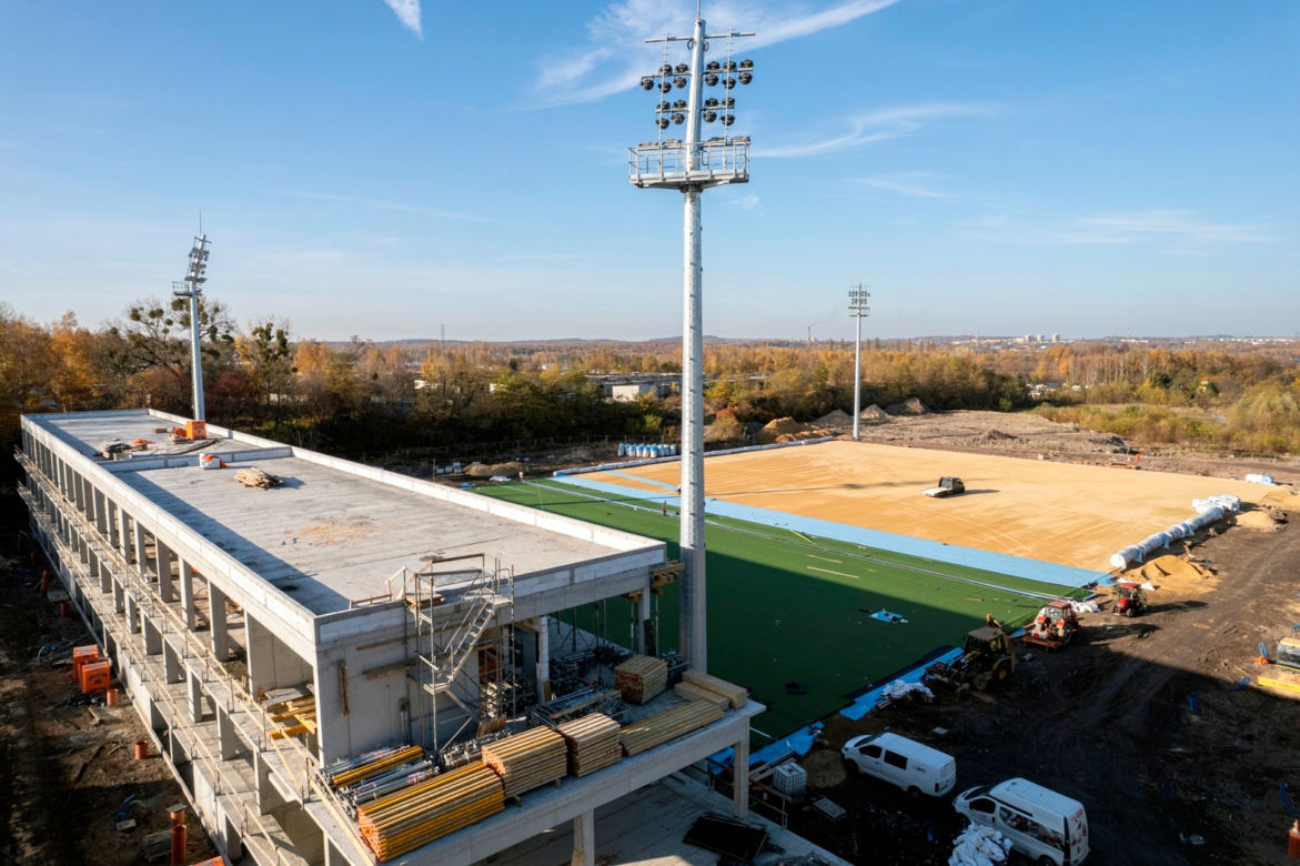 Budują nowy stadion Polonii Bytom. Nawet jesienią trawa jest na nim zielona
