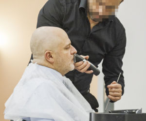 Paweł Kowal u fryzjera