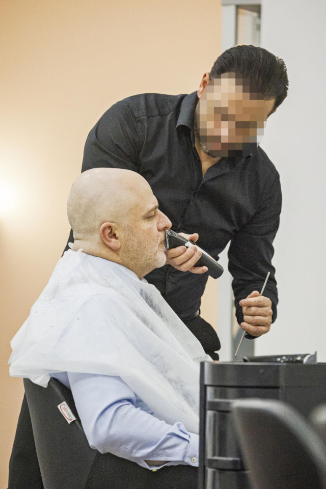 Paweł Kowal u fryzjera