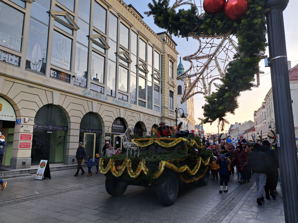 Parada Św. Mikołaja w Rzeszowie. Tłumy dzieci na spotkaniu ze Świętym na Rynku