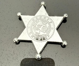 Samozwańczy szeryf straszył pieszego na parkingu w Otwocku. Policja jest już na miejscu