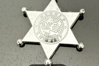 Samozwańczy szeryf straszył pieszego na parkingu w Otwocku. Policja jest już na miejscu