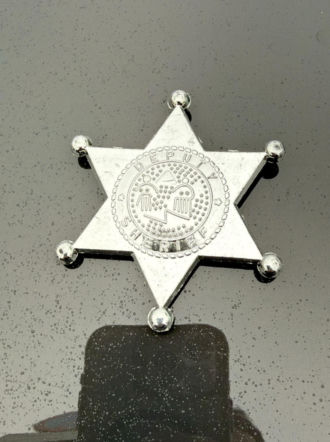 Samozwańczy szeryf straszył pieszego na parkingu w Otwocku. Policja jest już na miejscu