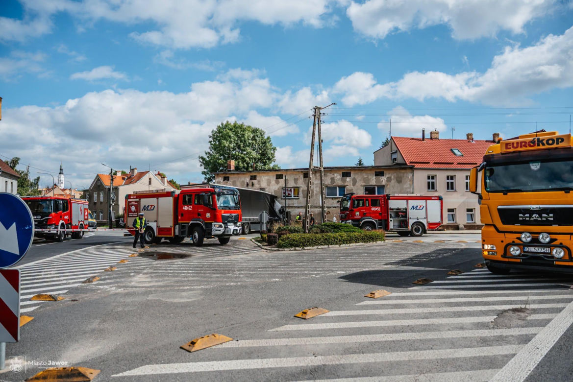 Dramat na Dolnym Śląsku! Ciężarówka wbiła się w budynek mieszkalny. Trwa akcja ratunkowa