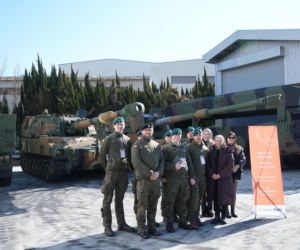 Kadeci i kadra dydaktyczna Akademii Wojsk Lądowych w spółkach zbrojeniowych Grupy Hanwha