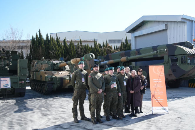 Kadeci i kadra dydaktyczna Akademii Wojsk Lądowych w spółkach zbrojeniowych Grupy Hanwha