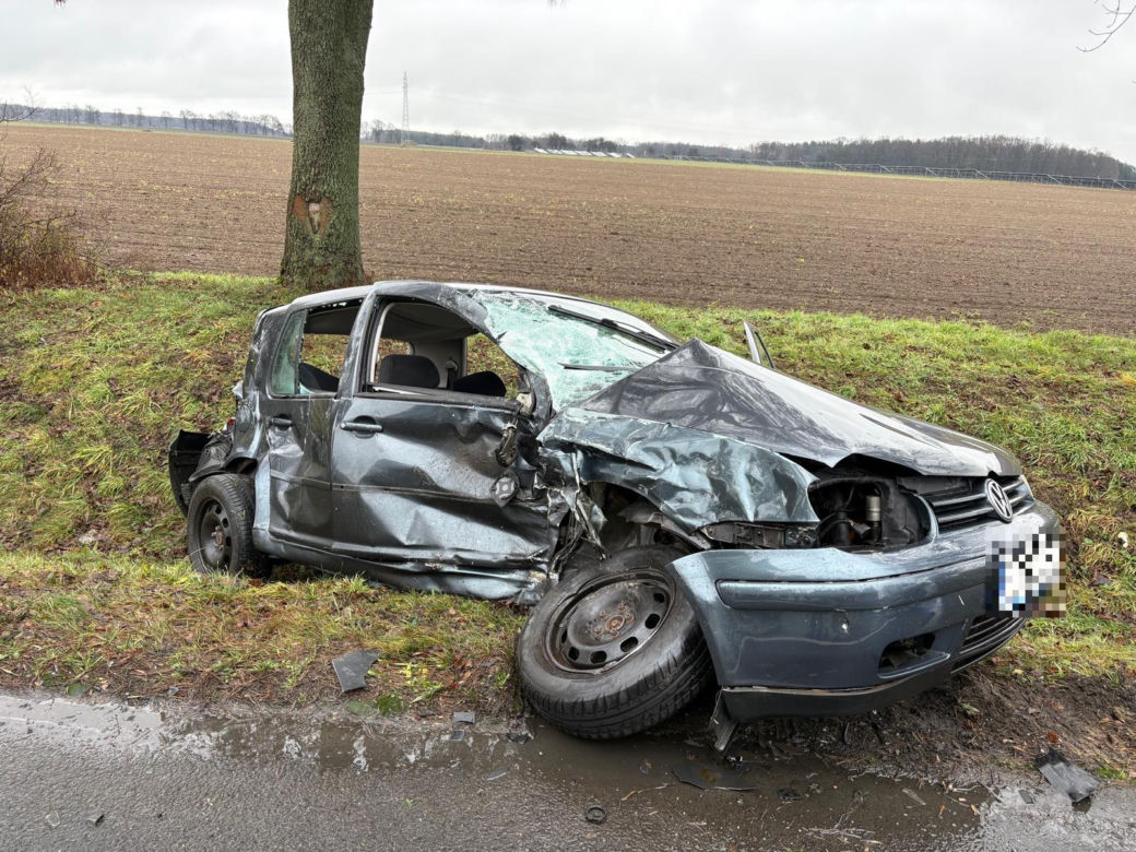 Wypadek na DW309 koło Leszna. Osobówka zderzyła się z busem