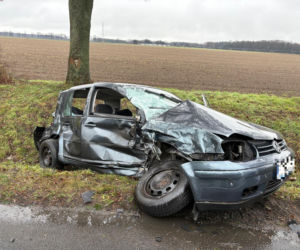 Wypadek na DW309 koło Leszna. Osobówka zderzyła się z busem