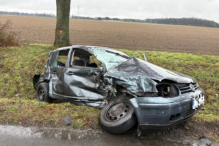 Wypadek na DW309 koło Leszna. Osobówka zderzyła się z busem