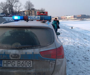 Akcja ratunkowa pod Wawelem. Mężczyzna wpadł do Wisły, kiedy załamał się pod nim lód [ZDJĘCIA]