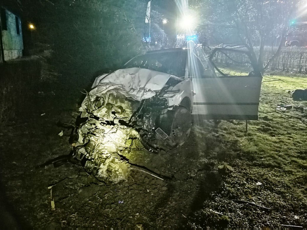 POWAŻNY WYPADEK w Nawojowej. Z samochodu  niewiele zostało. TRZY OSOBY w szpitalu
