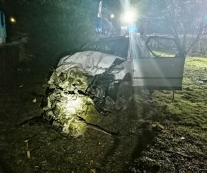 POWAŻNY WYPADEK w Nawojowej. Z samochodu  niewiele zostało. TRZY OSOBY w szpitalu