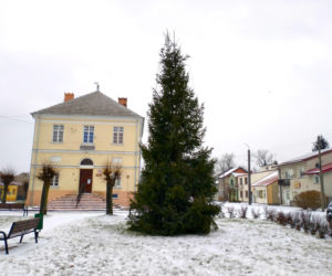 To miasto w województwie łódzkim ma jeden z najpiękniejszych rynków. Zachwyca też zabytkowym ratuszem