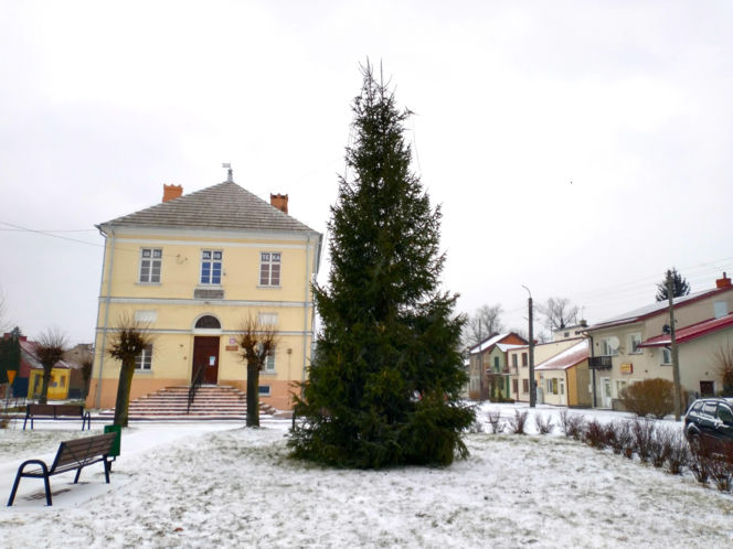 To miasto w województwie łódzkim ma jeden z najpiękniejszych rynków. Zachwyca też zabytkowym ratuszem