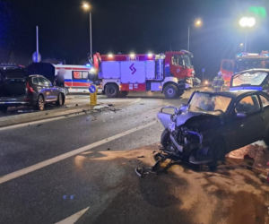 Trzy osoby w szpitalu po groźnym wypadku w Lesznie