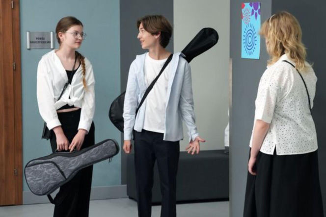 Barwy szczęścia odc. 3280. Emil (Artem Malaszczuk), Pola (Gabriela Szewczyk), Emilka (Jessica Frankiewicz)