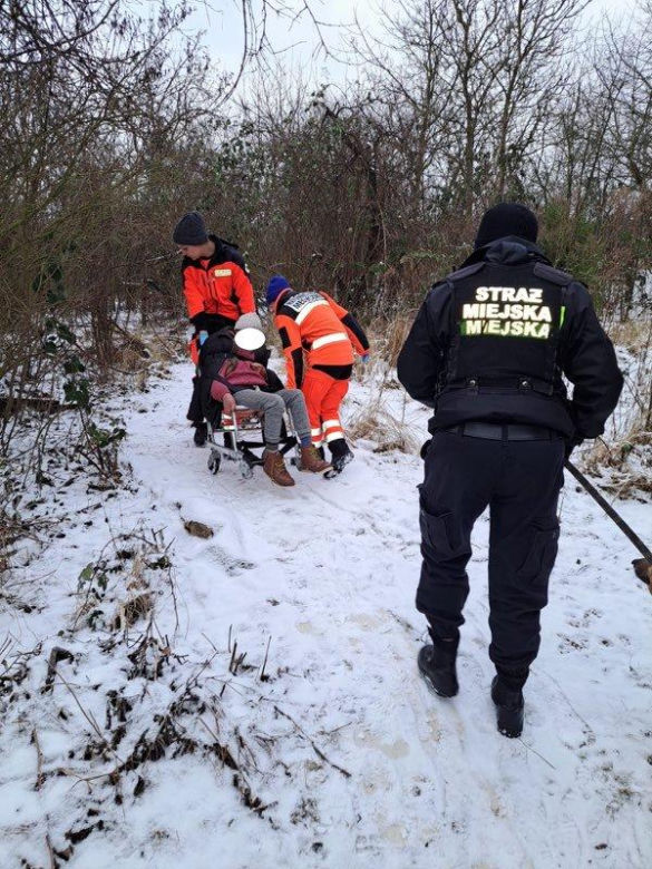 Strażnicy miejscy uratowali starszą kobietę
