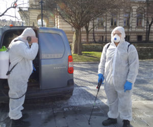Białe kombinezony i Virkon. Tak w Nowym Sączu walczą z epidemią koronawirusa! 