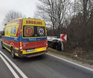 Koszmar na drodze! Bus przewożący dzieci wypadł z drogi. W szoitalu jest 7 osób!