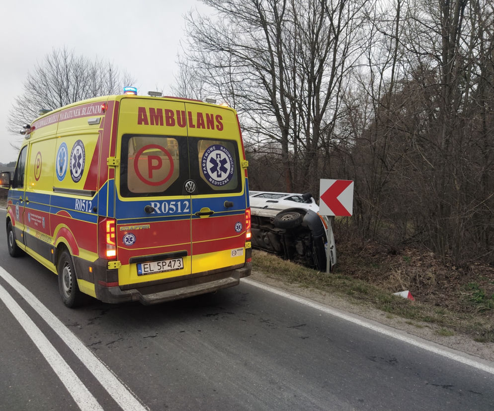 Koszmar na drodze! Bus przewożący dzieci wypadł z drogi. W szoitalu jest 7 osób!