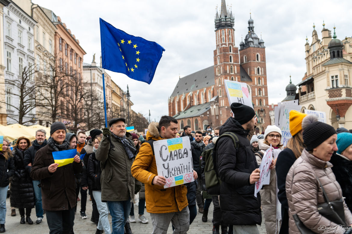 Kraków solidarny z Ukrainą! Wielka manifestacja na Rynku Głównym [ZDJĘCIA]