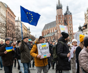 Kraków solidarny z Ukrainą! Wielka manifestacja na Rynku Głównym [ZDJĘCIA]