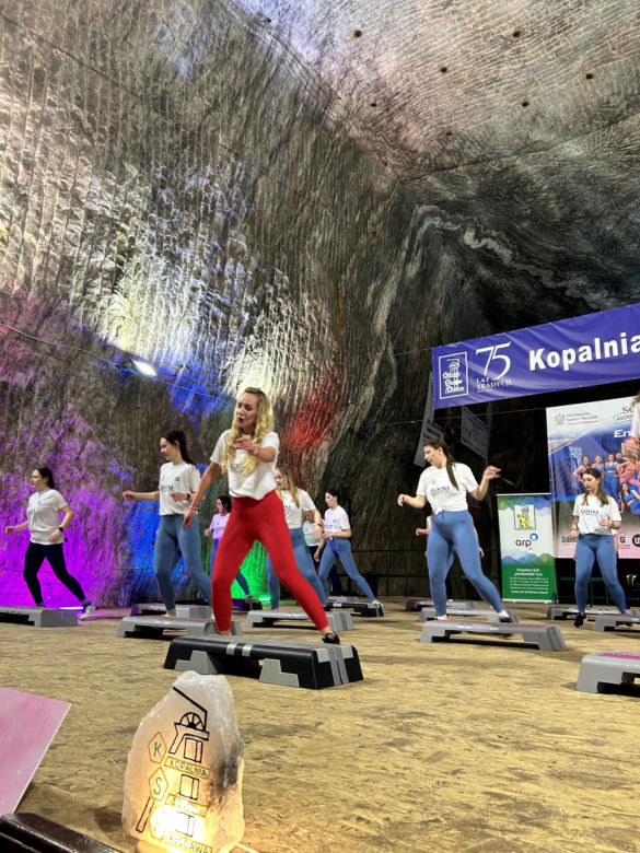 Trening fitness na stepie 600 metrów pod ziemią. Poznanianki zawalczyły o rekord Guinnessa