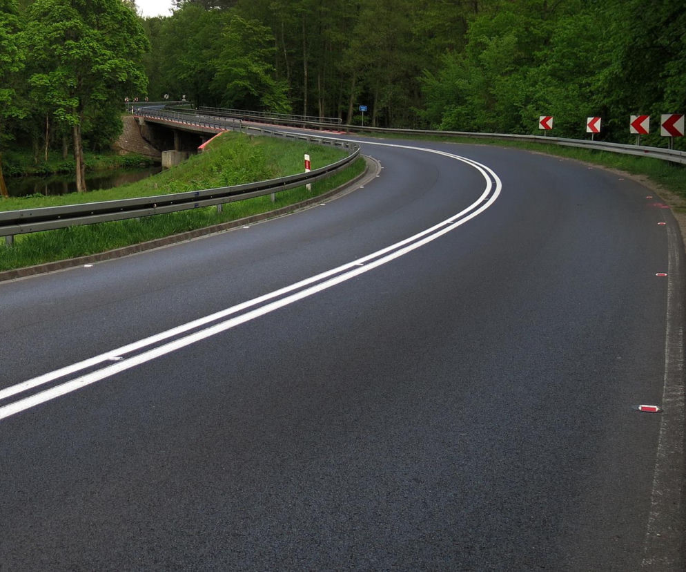 Zalec. Motorowerzysta jechał z piwem w ręku. Chwilę potem pomocy udzielali mu żołnierze