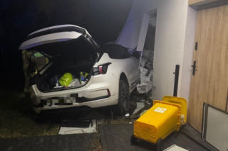 Totalna demolka! Huknęła elektrykiem w lexusa i zaparkowała w ścianie budynku. Pomyliła gaz z hamulcem
