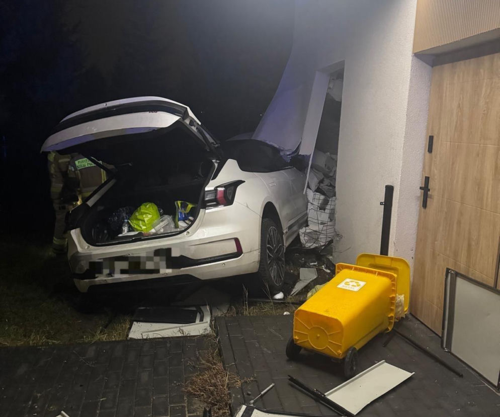 Totalna demolka w Lesznowoli. Huknęła elektrykiem w lexusa i „zaparkowała” w ścianie budynku. Pomyliła gaz z hamulcem