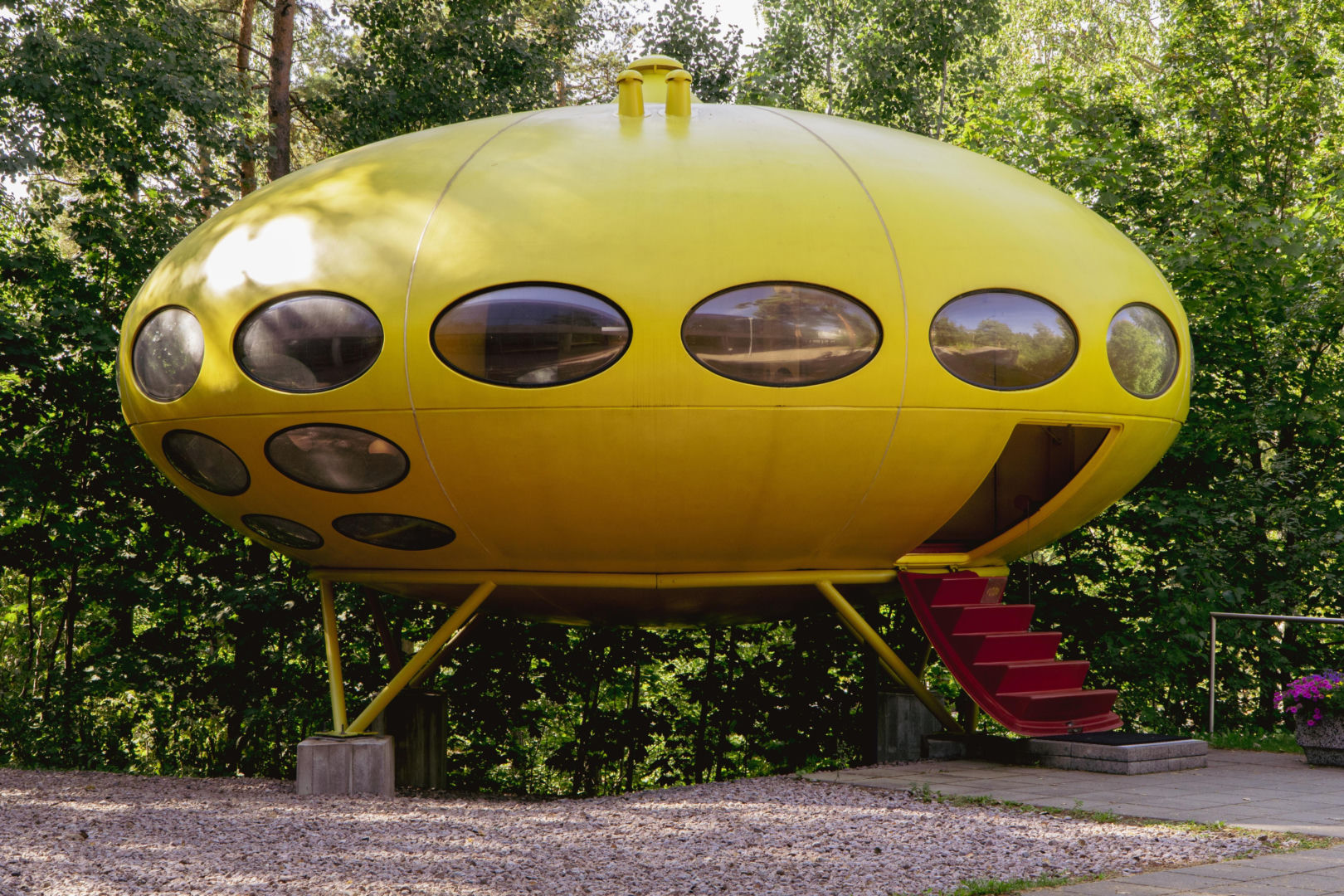 Futuro House - zdjęcia fińskiego domku letniskowego w kształcie UFO w WeeGee Exhibition Centre