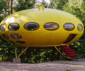 Futuro House. Przenośny domek UFO z kominkiem i łazienką