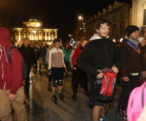 Nightskating. Warszawiacy przejechali stolicę na rolkach [Zdjęcia]