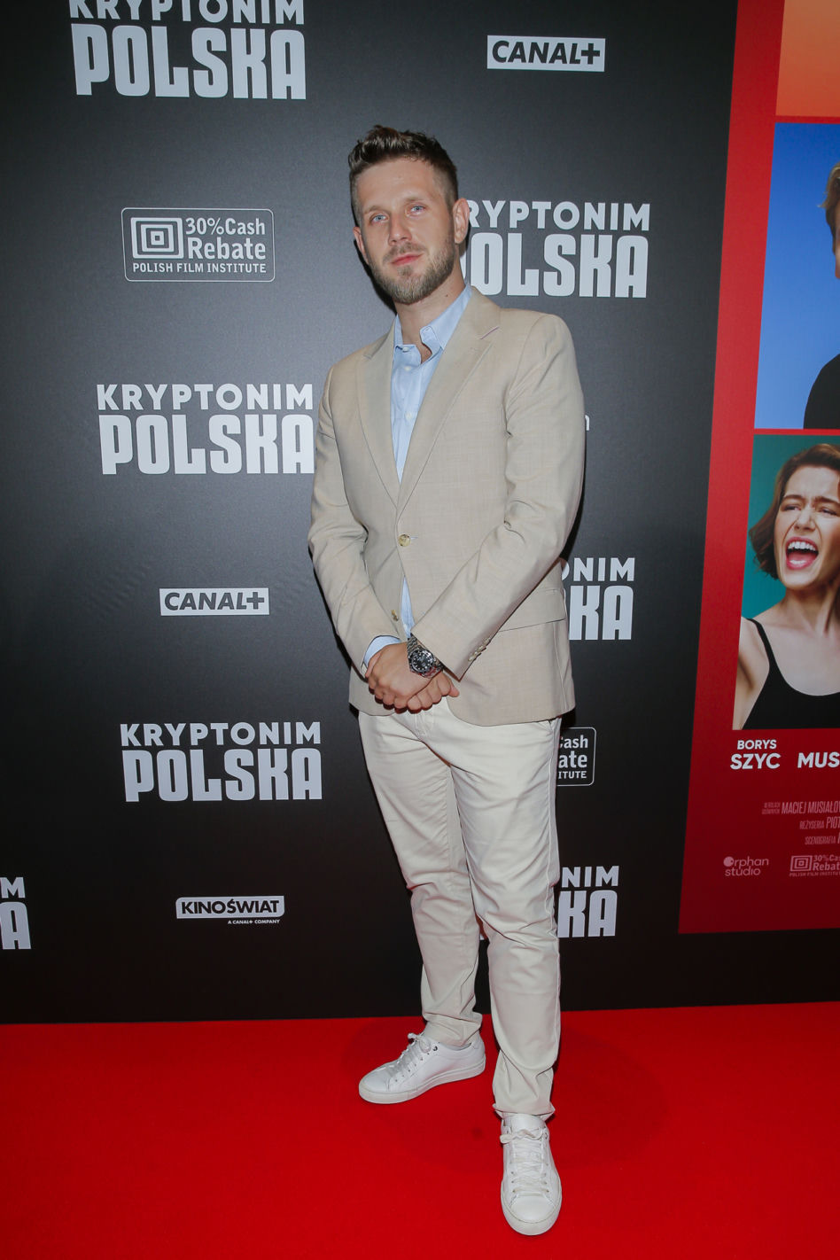 Antek Królikowski wraca do show-biznesu! Tak prezentował się na premierze filmu "Kryptonim Polska"