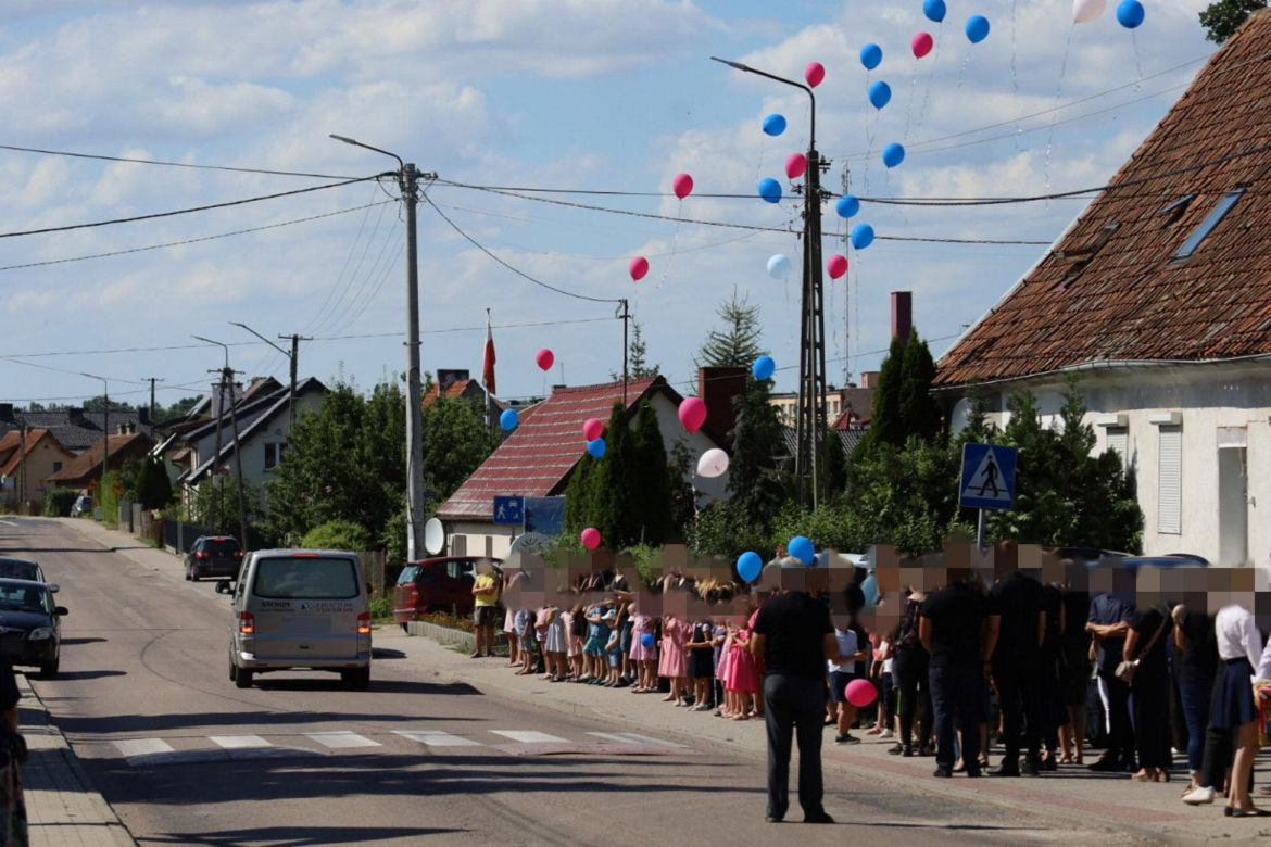 Kolorowe balony wzbiły się prosto do nieba. Wzruszający gest na pogrzebie 7-letniej Natusi