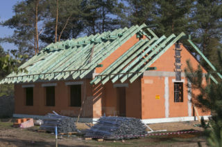 Budowa domu systemem gospodarczym – ile naprawdę możesz zaoszczędzić i jak to zrobić krok po kroku