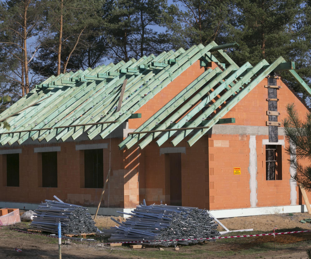 Budowa domu systemem gospodarczym – co to znaczy? Ile można zaoszczędzić?