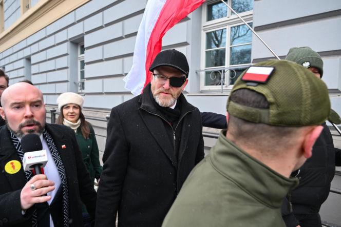 Grzegorz Braun pojawił się w prokuraturze. Nie otrzymał żadnych zarzutów