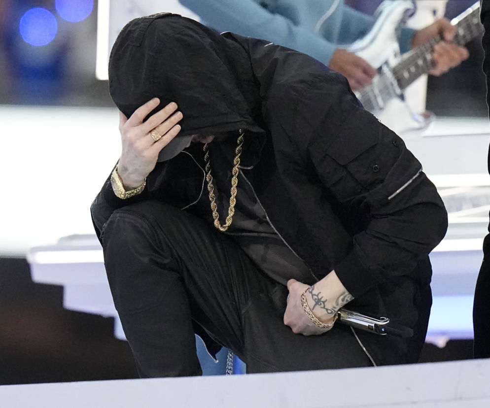 Eminem w trakcie koncertu w przerwie Super Bowl