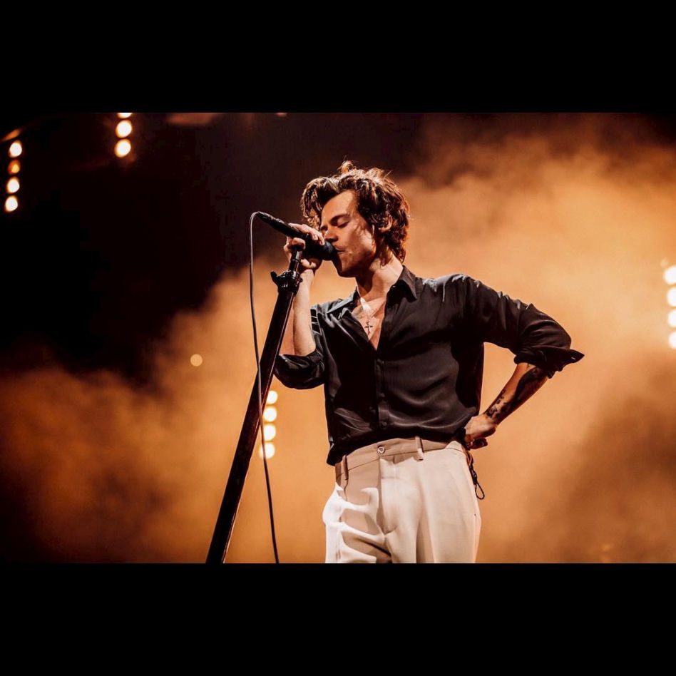 Harry Styles ŚCIĄŁ swoje piękne, długie włosy. Jest prawie ŁYSY!