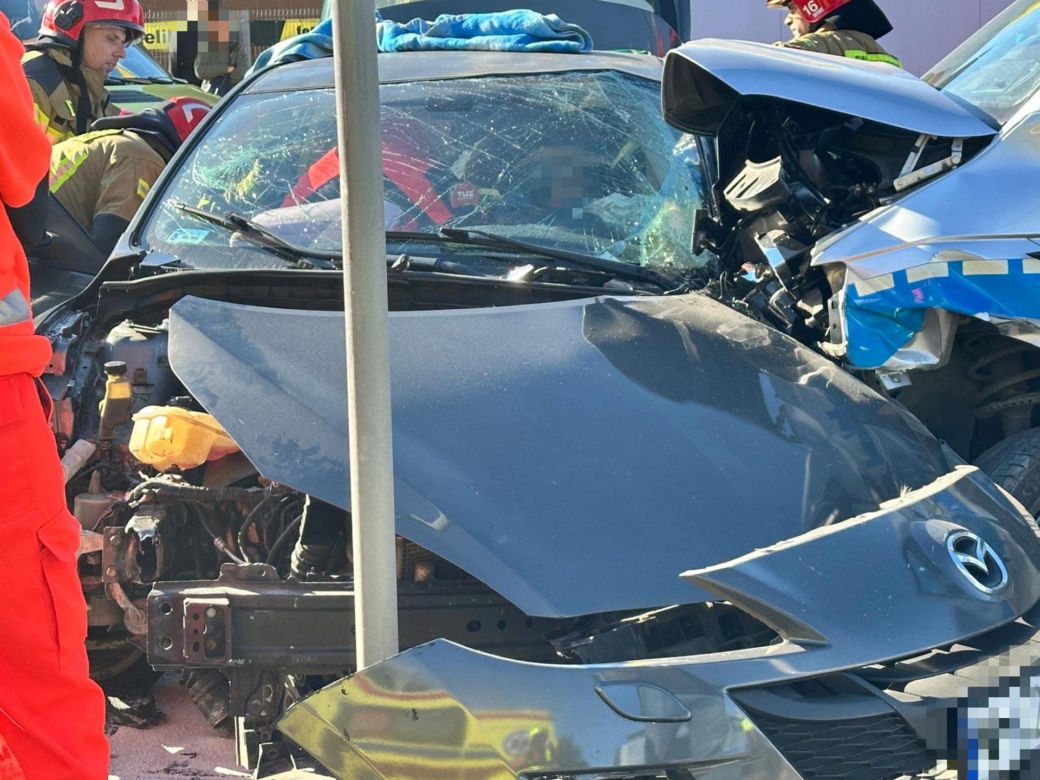 Potworny wypadek w Warszawie. Roztrzaskane trzy samochody, w tym jeden radiowóz. Policjanci trafili do szpitala