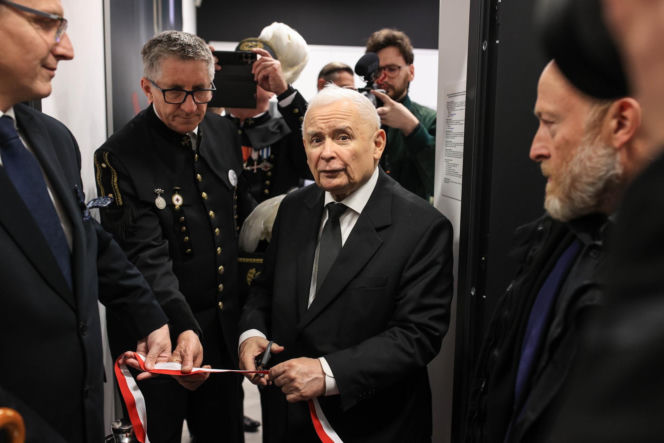 Jarosław Kaczyński na otwarciu wystawy pt. „Katyń 1940 - Smoleńsk 2010. Anatomia kłamstwa” w Muzeum Miejskim w Jastrzębiu-Zdroju