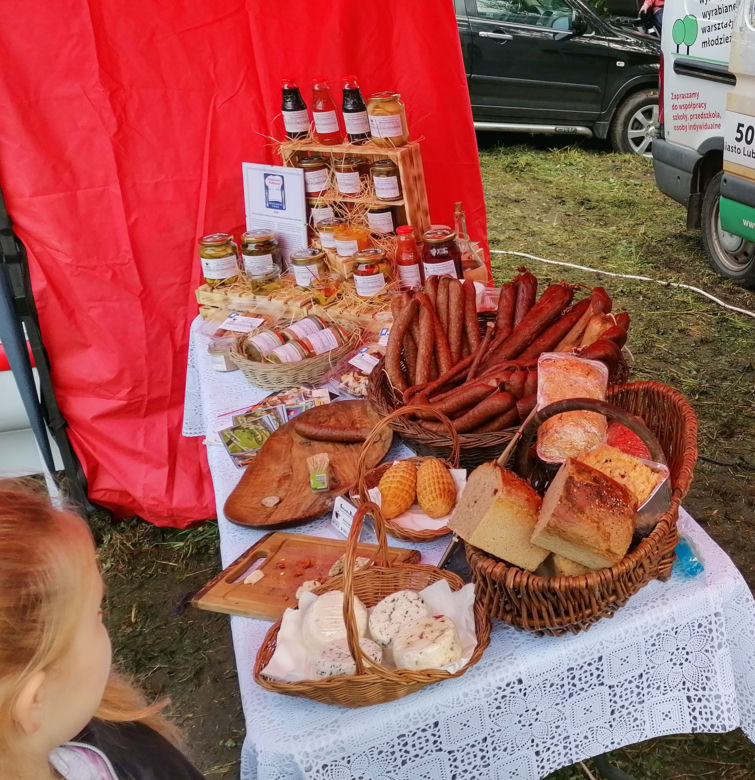 Pomarańczowi rowerzyści najechali zamek w Szymbarku