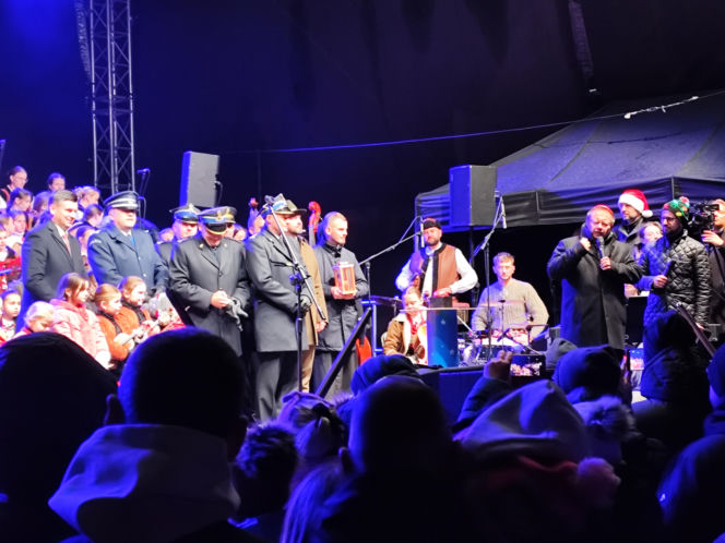 Kardynał Ryś rozświetlił Kraków! Zobacz, co dzieje się pod Oknem Papieskim